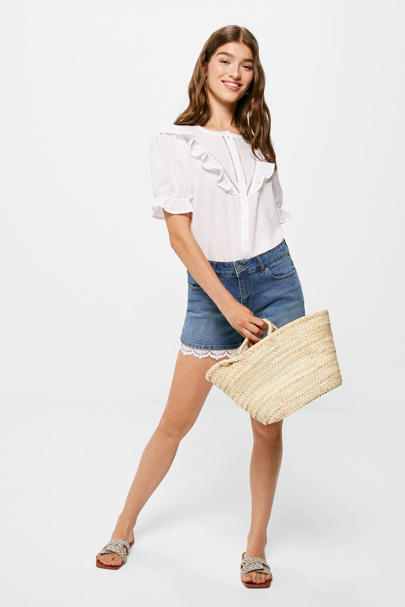 Blusa com decote em V e babados em renda - Amarela