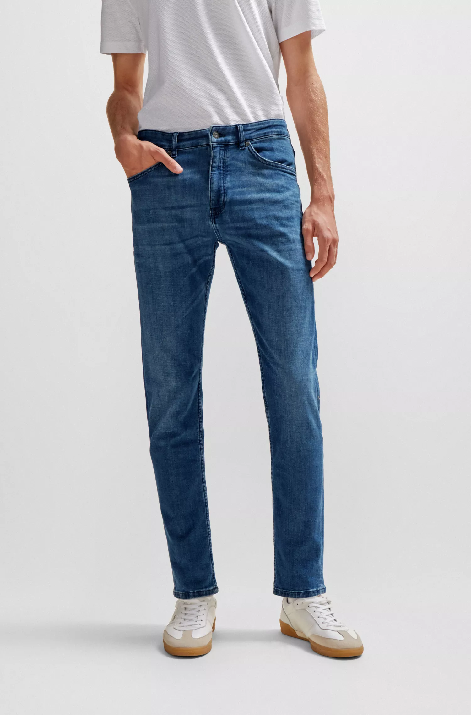 Calça jeans BOSS preta, corte afunilado, em denim elástico azul.