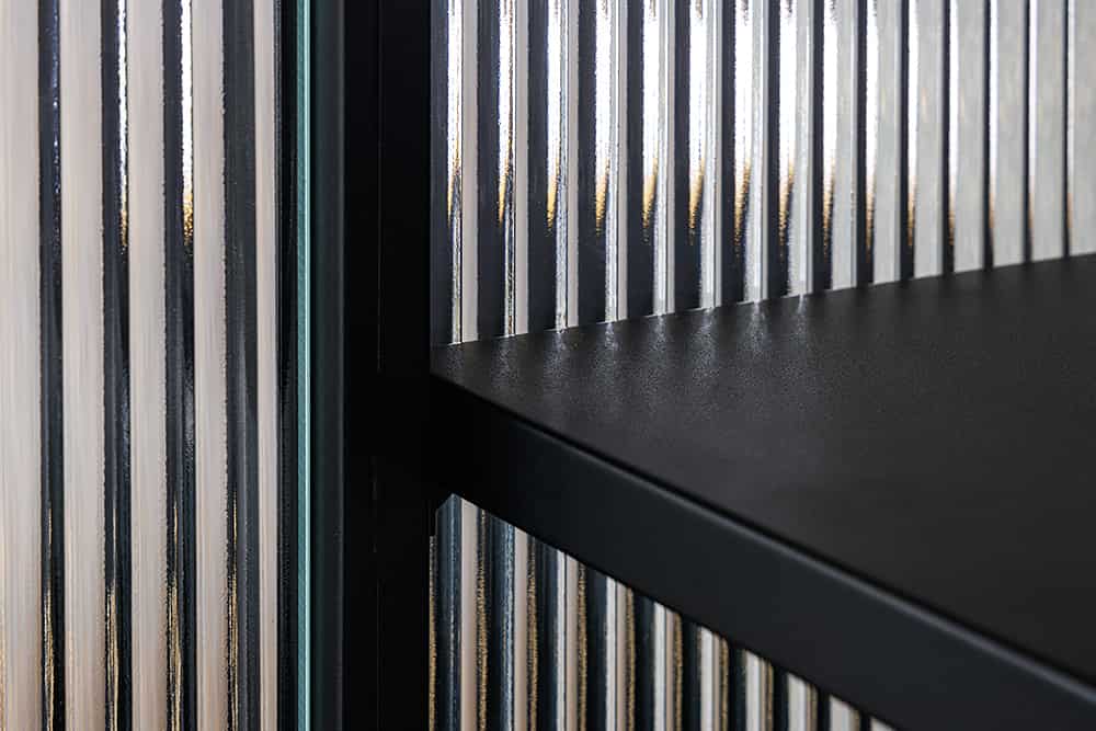 Moderne Vitrine AMSTERDAM 160cm schwarz gold Riffelglas Metall Highboard Schrank