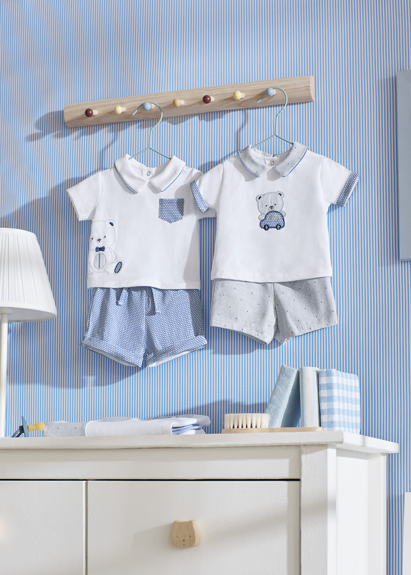 Conjunto de 4 peças em algodão sustentável para recém-nascidos.