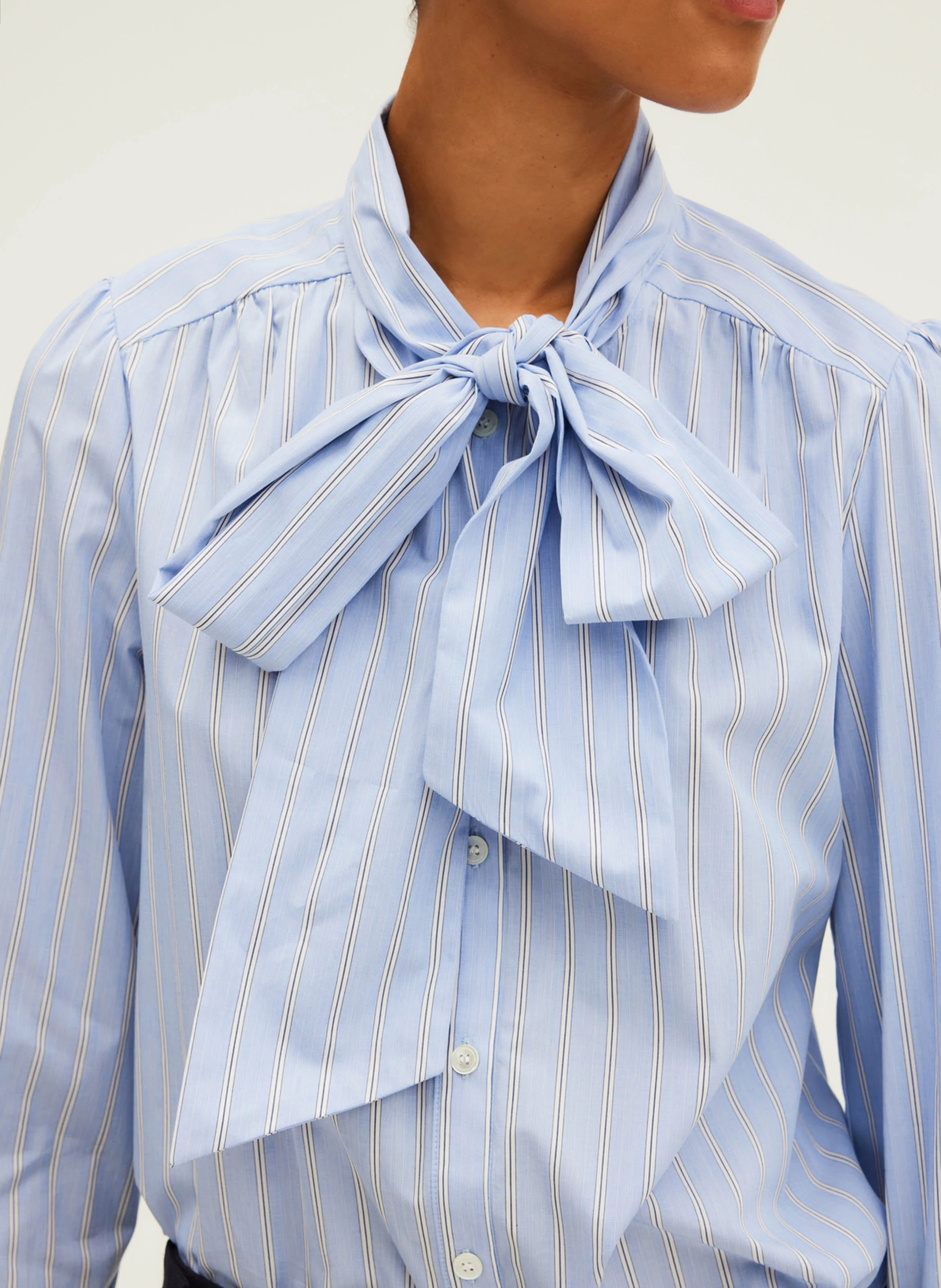 BAGATELLE - Chemise rayée à col lavallière en coton | Bleu