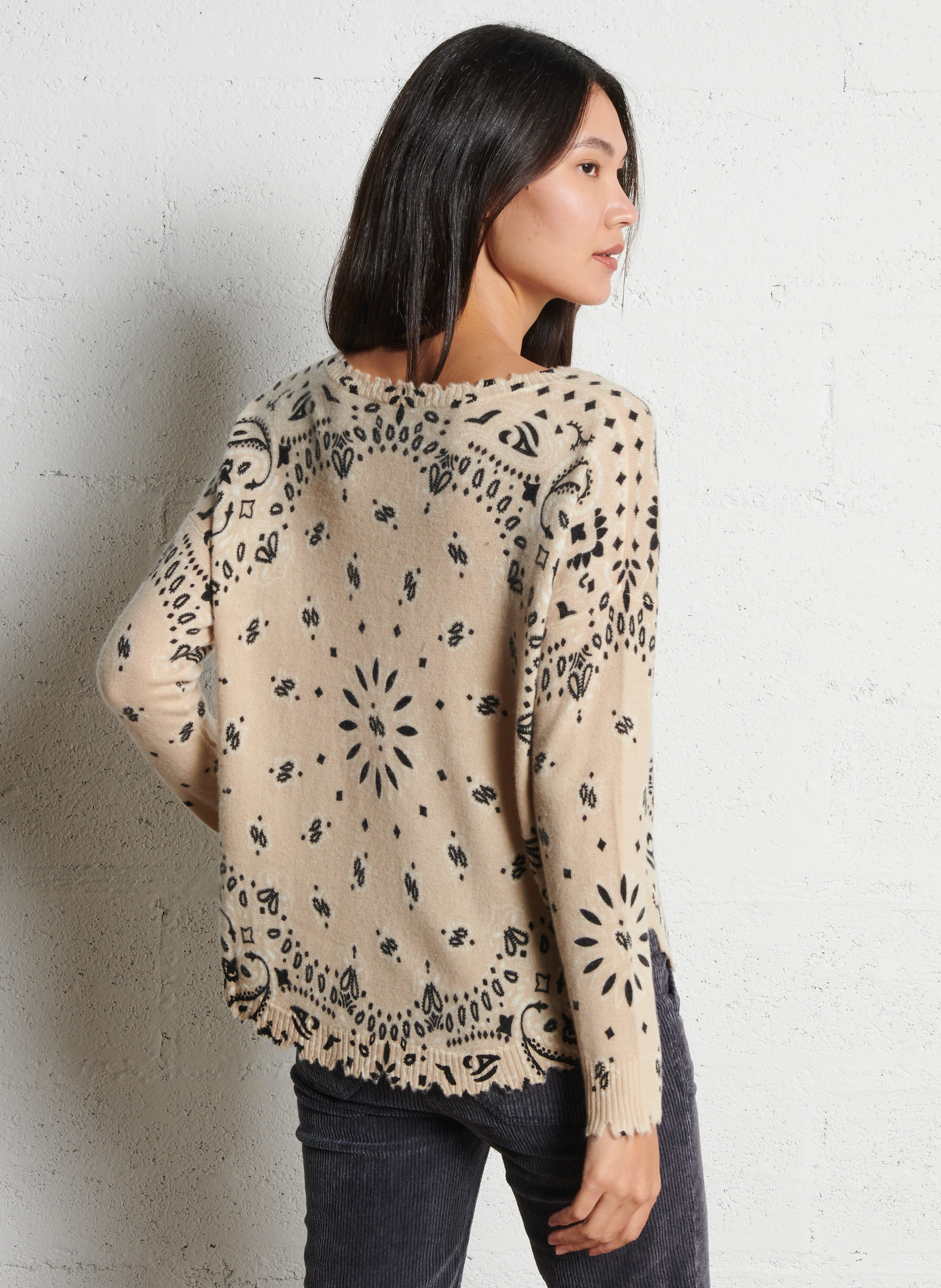 MELA - Pull droit col bateau motif bandana en cachemire | Beige
