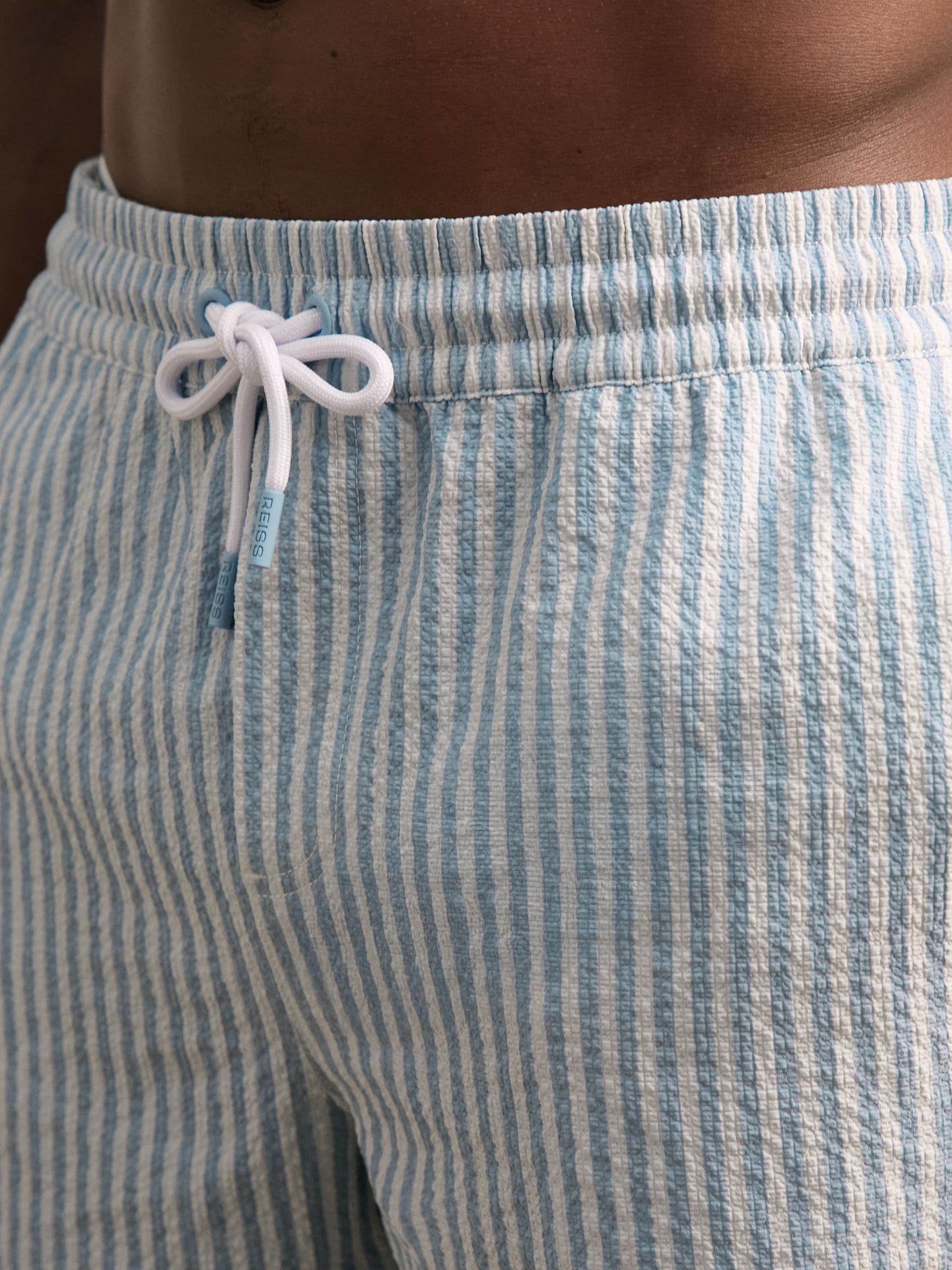 Zacht blauw/wit - Reiss Bay Gestreepte seersucker zwembroek