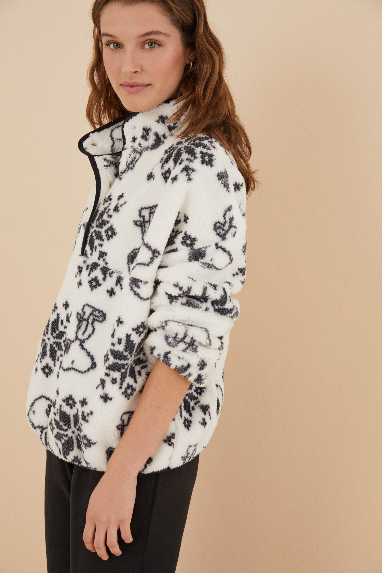 Pijama de manga comprida com um detalhe divertido e tecido de lã do Snoopy.