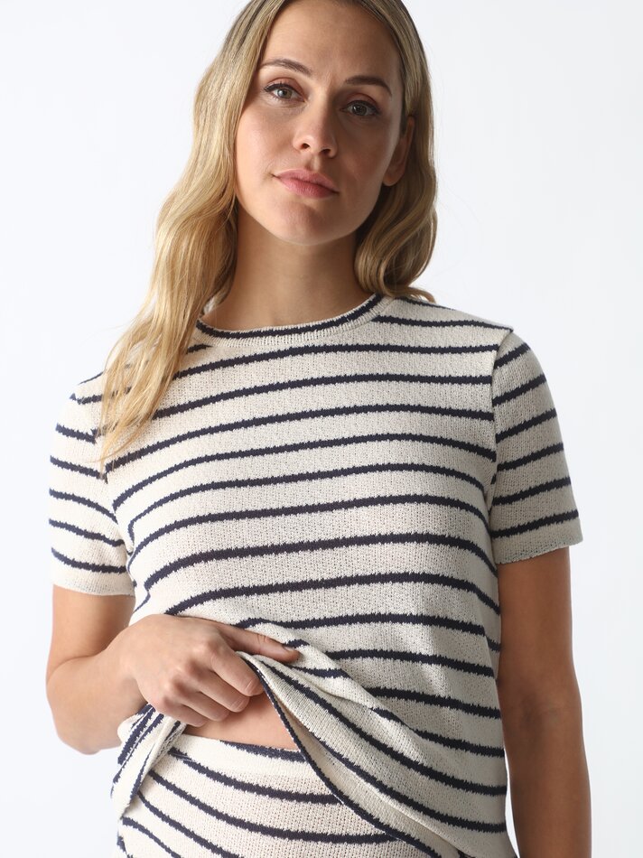 Camiseta de maternidade cropped em tricô - Branco/Azul Marinho