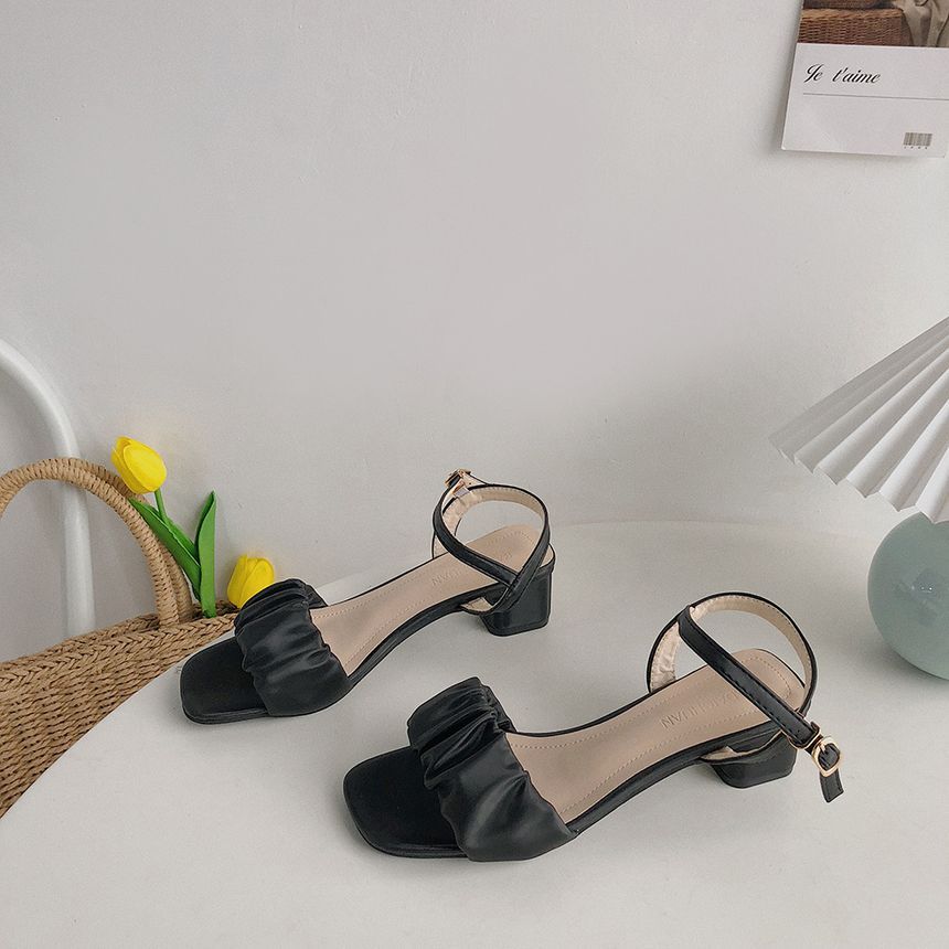 Queen Zoo - Geplooide enkelband sandalen met dikke hak