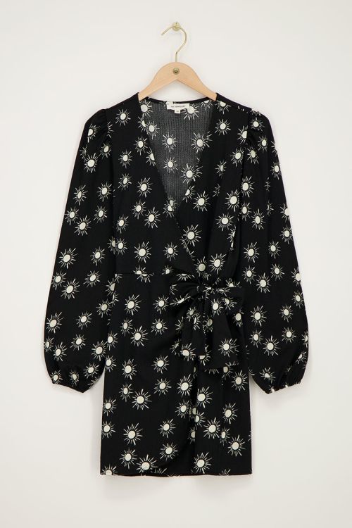 Zwarte crinkle wikkeljurk met zonnetjes print