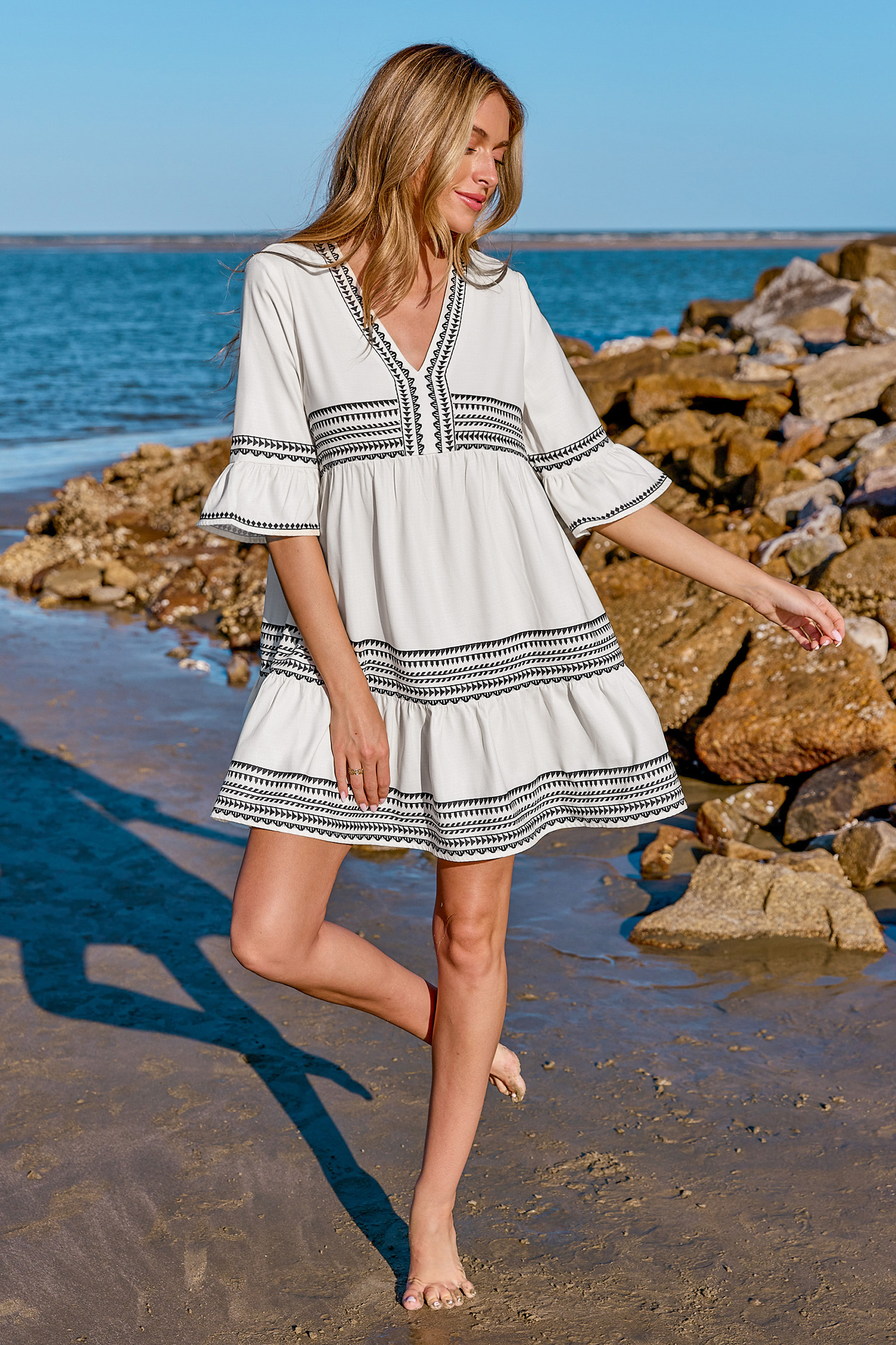Robe mini à col en V et volants à imprimé géométrique