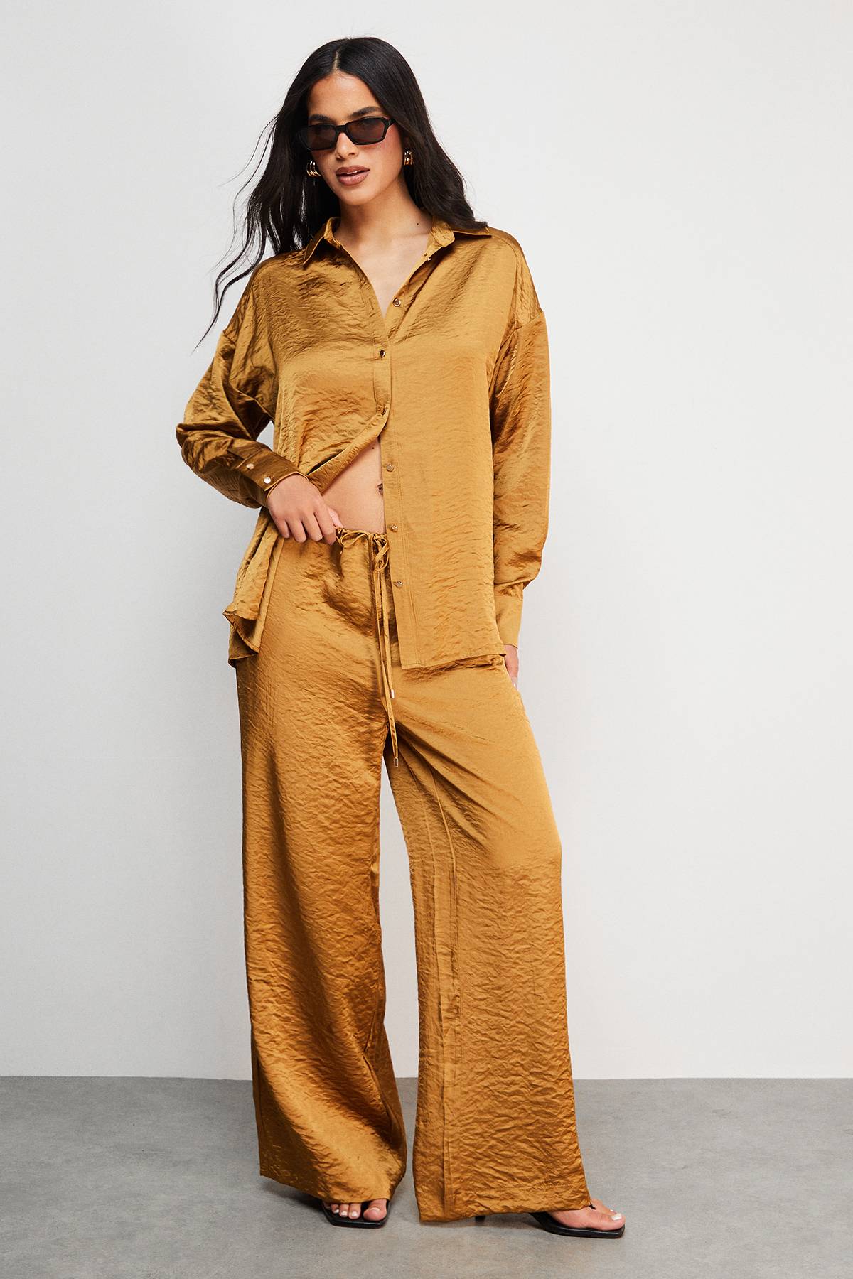 Warehouse Pantalon Taille Moyenne à Cordon de Serrage en Satin Martelé