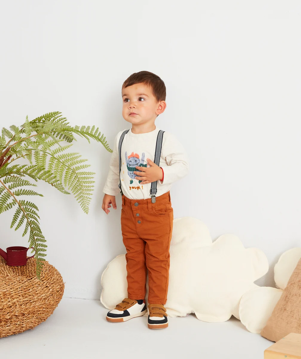 PANTALON EN DENIM MARRON AVEC BRETELLES BÉBÉ GARÇON