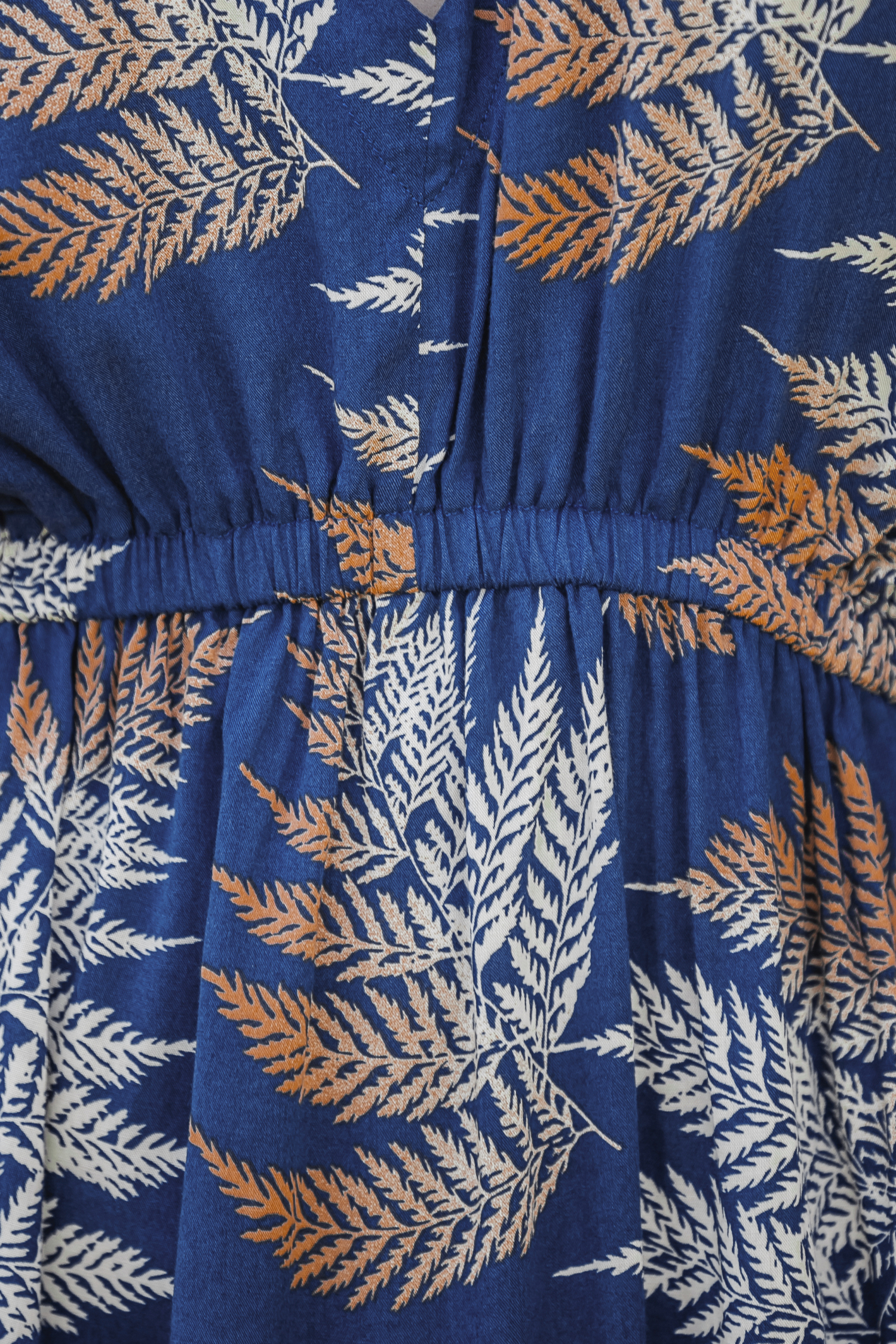 Robe cover up tropicale à col en V et manches courtes