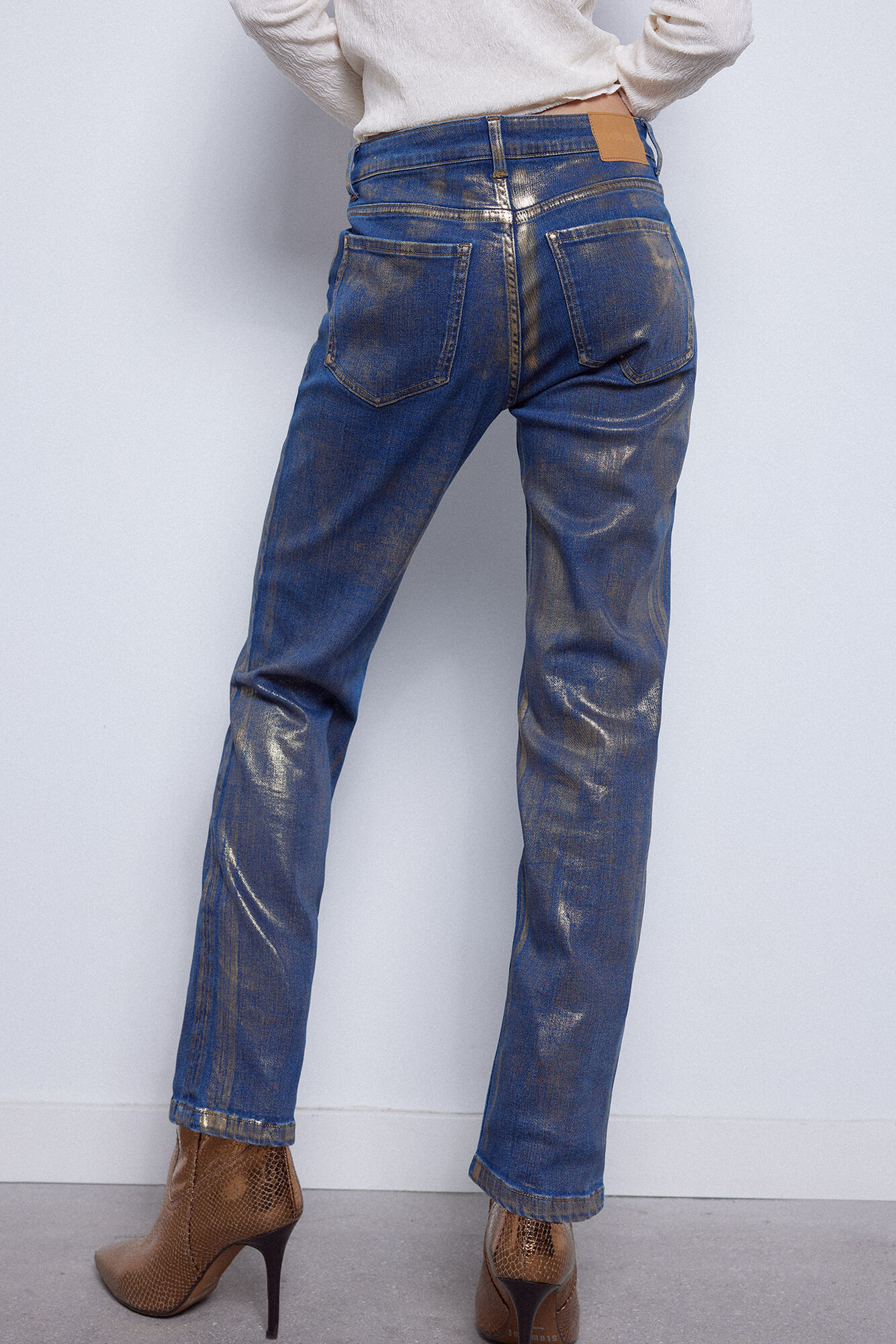 calça jeans reta metalizada