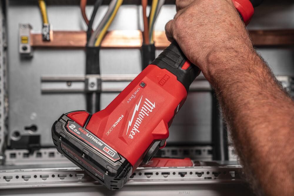 Milwaukee M18 ONEHCCT60-202C FORCE LOGIC™ Accu kabelkrimptang 60 kN 18V 2.0Ah in koffer - 4933479684