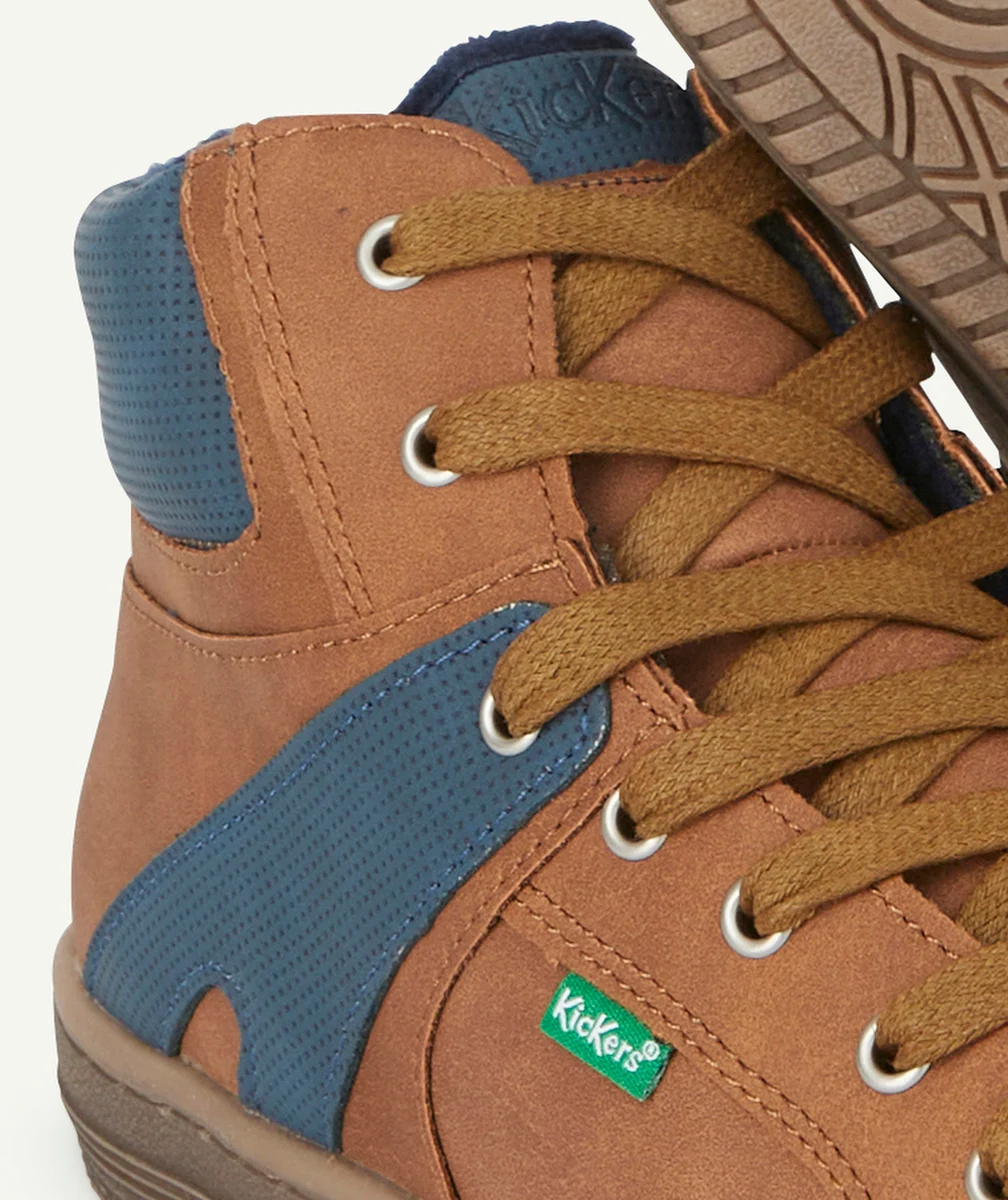 KICKERSBASKETS MONTANTES LOWELL GARÇON BLEU ET CAMEL AVEC LACETS