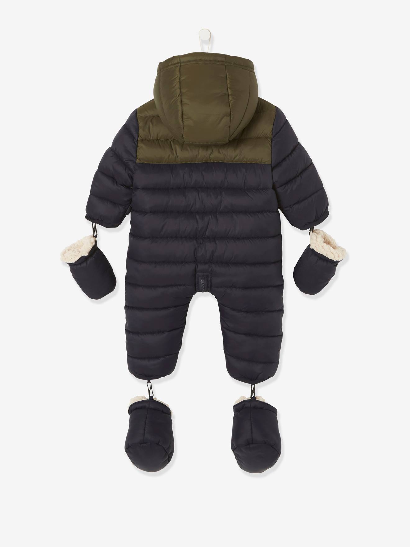 Macacão infantil estilo piloto com forro e acolchoamento em azul escuro liso com estampas.