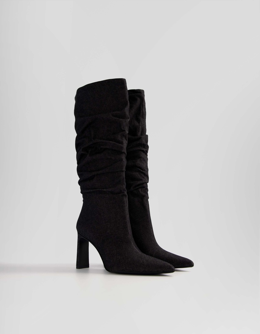 Botas de salto alto em jeans folgadas