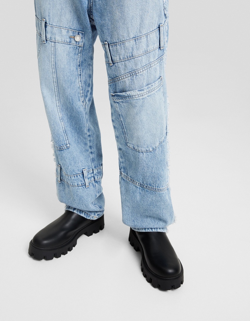calça jeans larga com apliques