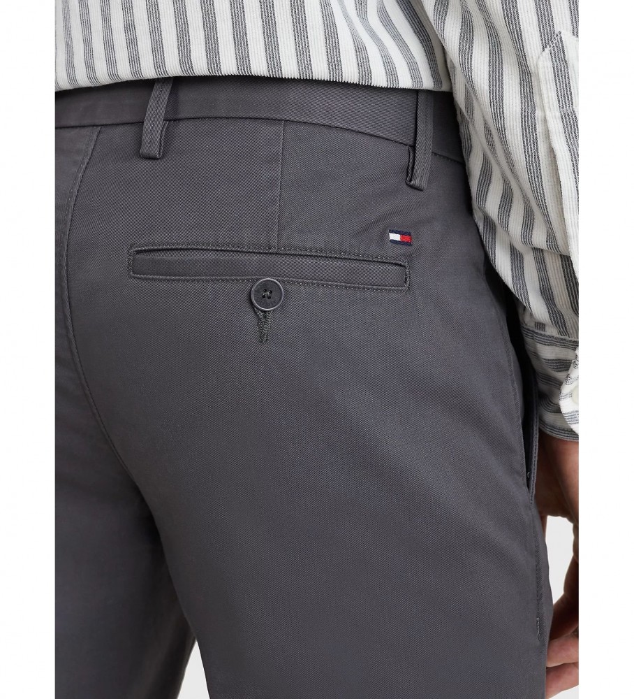Calça chino Tommy Hilfiger Bleecker em algodão elástico, cinza.