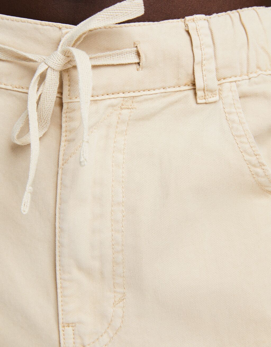 Calça jogger de algodão com cordão.