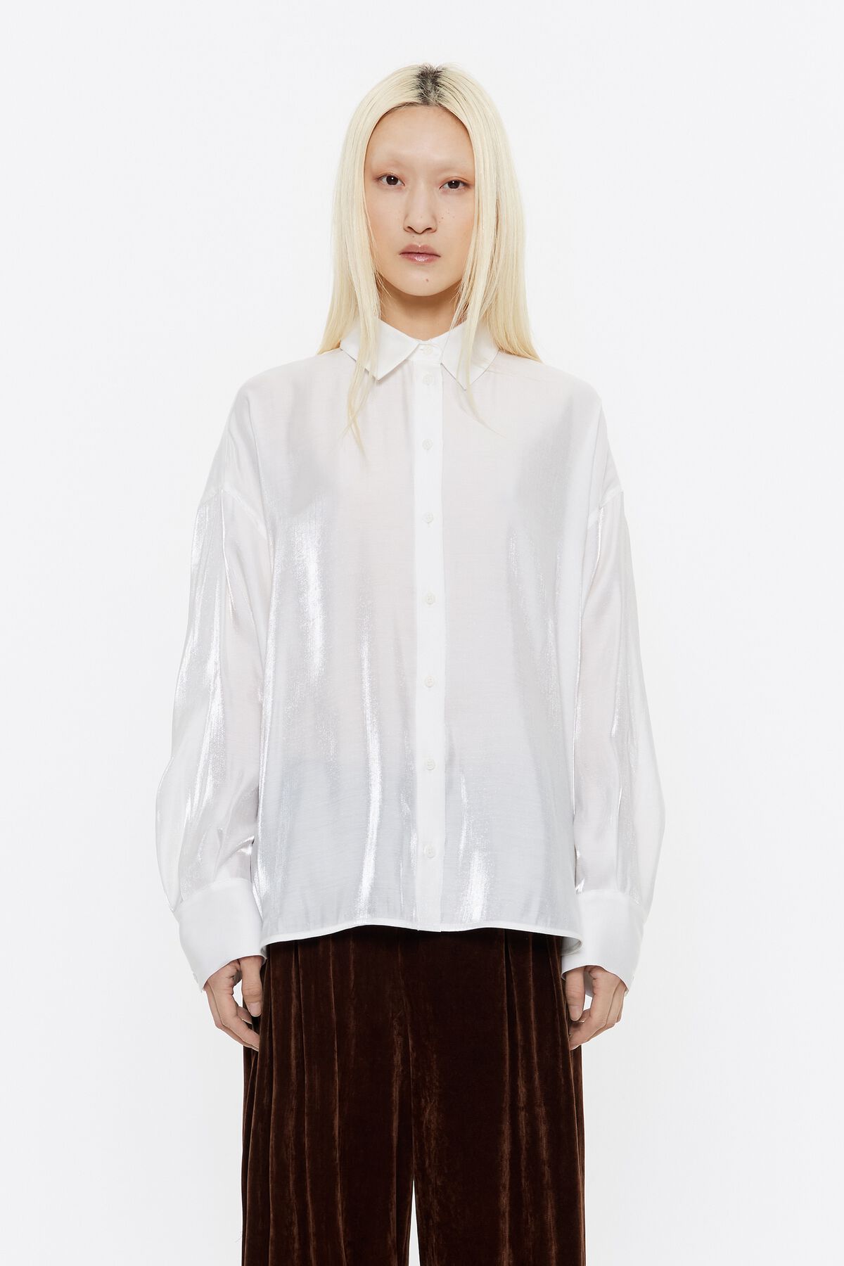 Camisa branca de viscose brilhante com corte reto