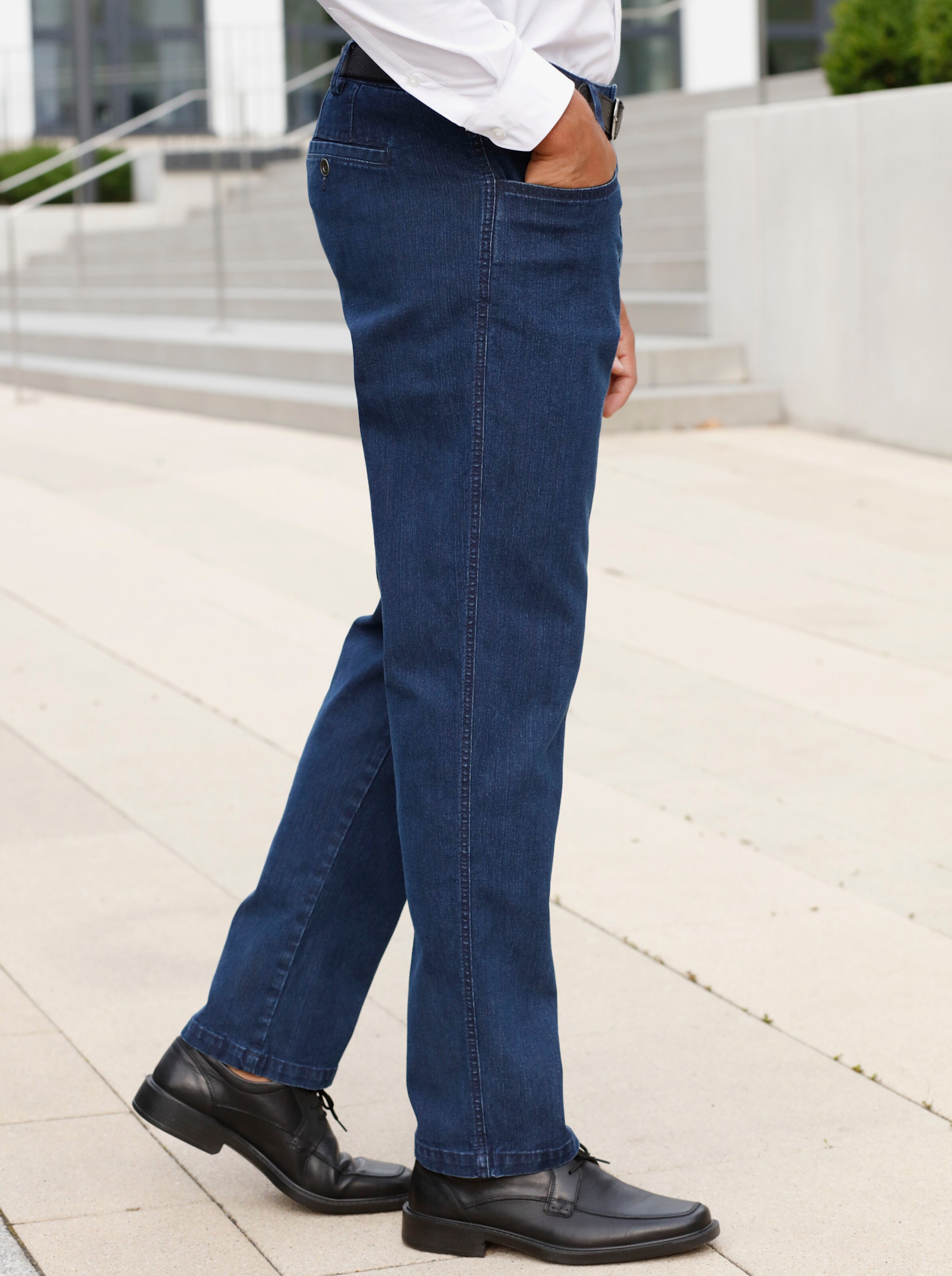 Jeans mit Gürtel