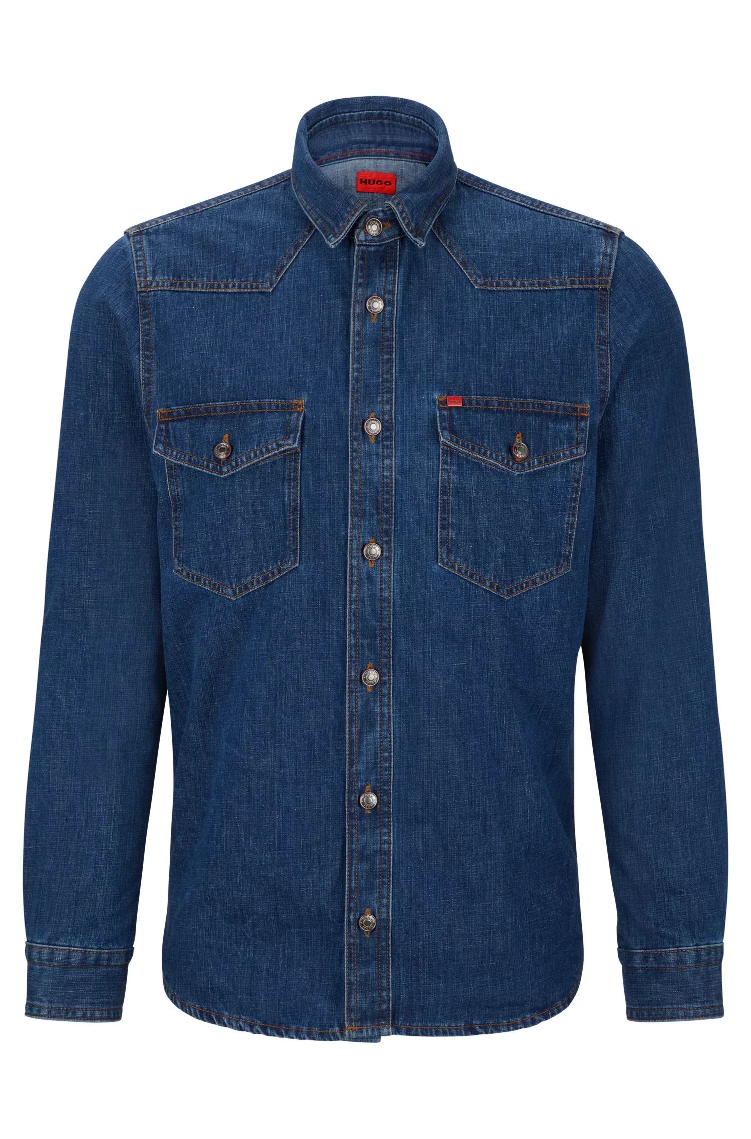 Camisa jeans HUGO vermelha, modelagem relaxada, com detalhe no cós.