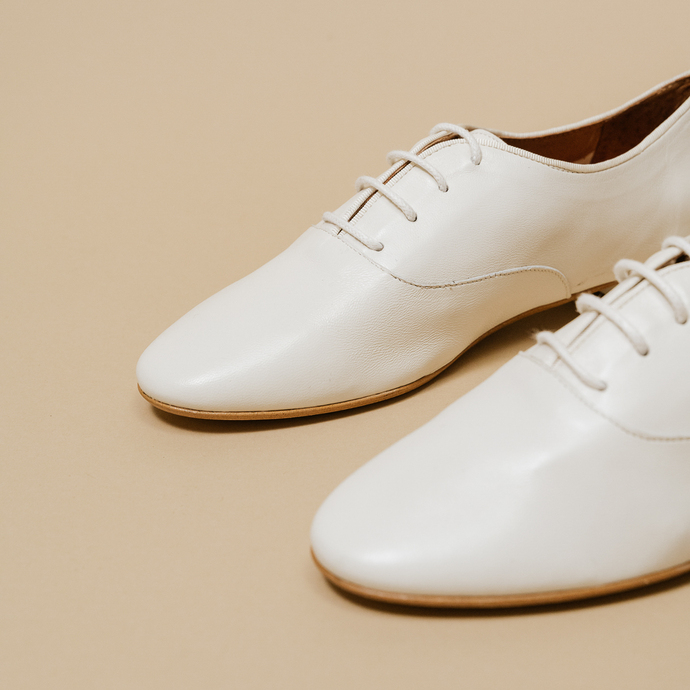 Derbies à talons plats  en cuir écru