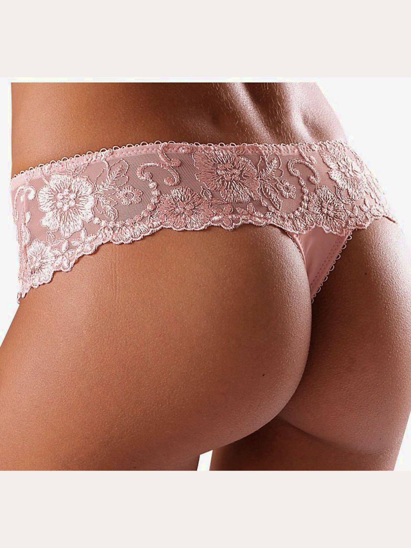 String tanga élégant aux détails séduisants