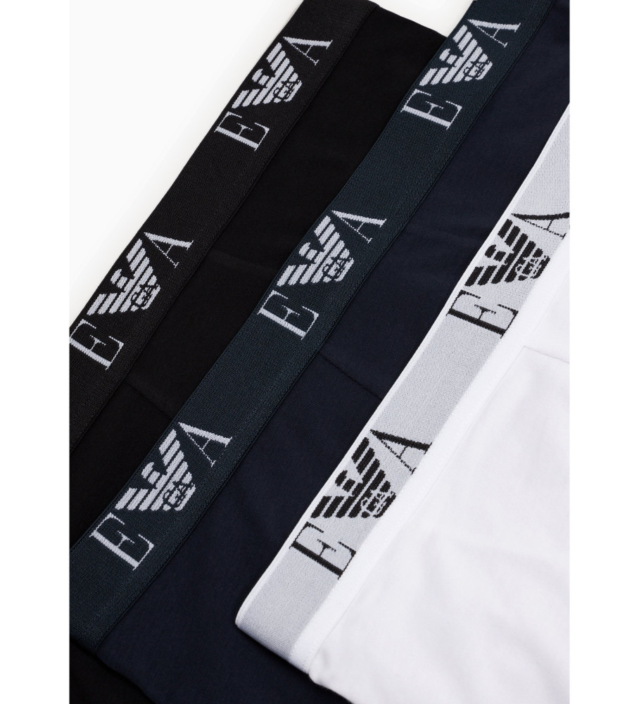 Pacote com três cuecas boxer Emporio Armani nas cores branca, preta e azul-marinho.