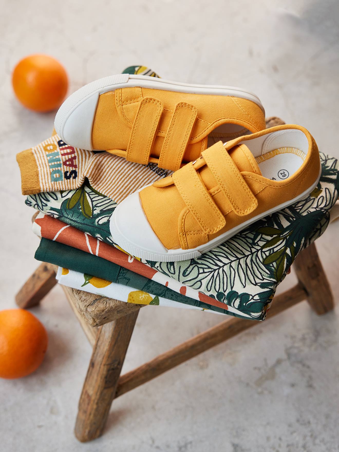 Tênis infantil de lona com fecho de velcro, cor mostarda.