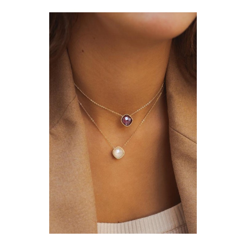 Collier en acier maille dorée orné d'un cristal taillé couleur corail avec chaînette réglable