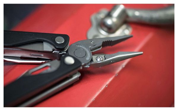 Pince Multifonctions CHARGE®   19 Outils en 1 avec étui nylon - LEATHERMAN