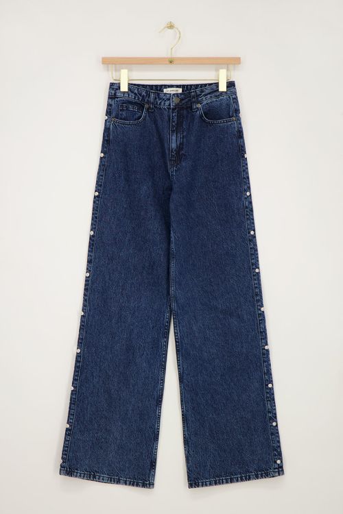 Donkerblauwe jeans met studs aan de zijkant
