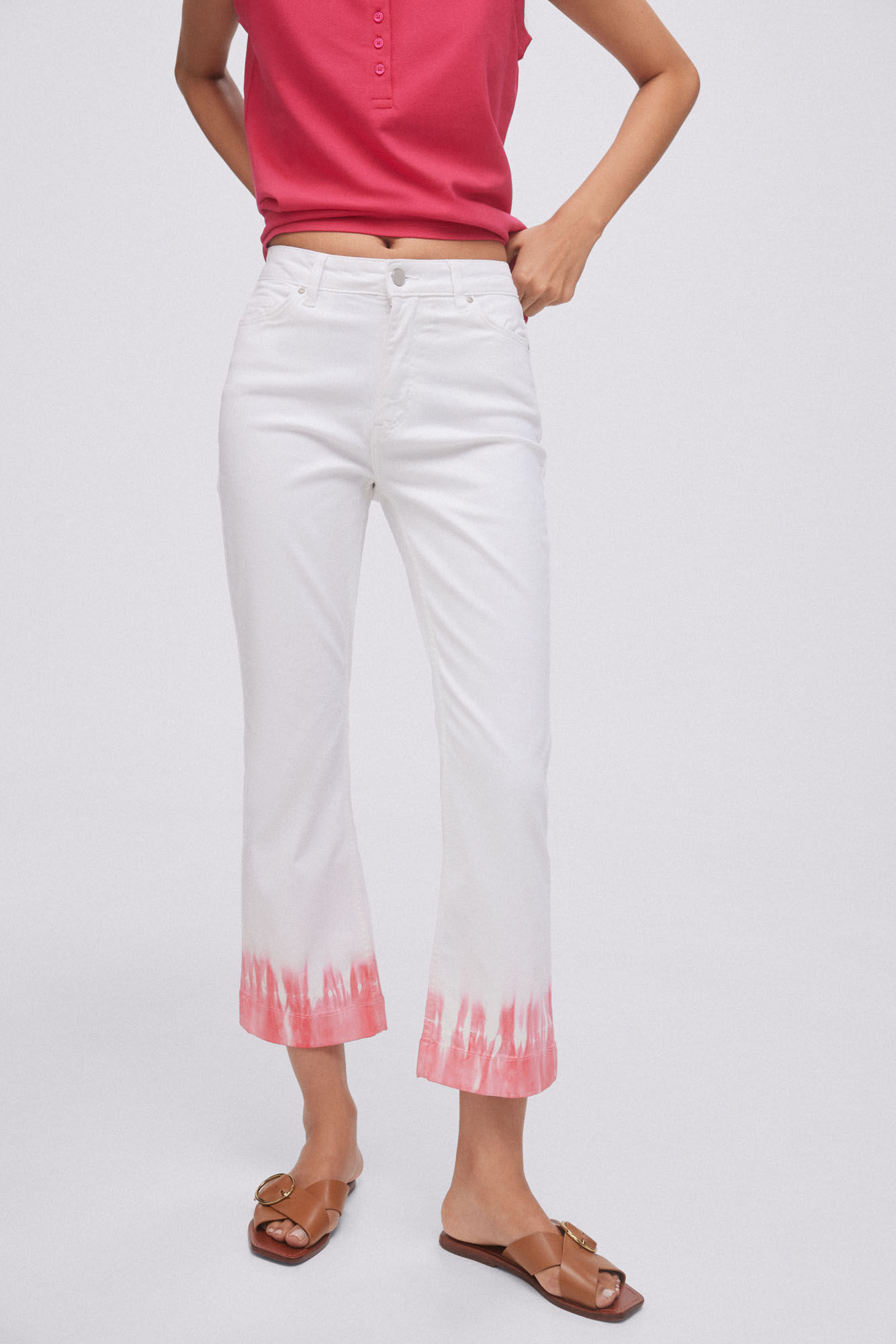 Calça jeans tie-dye com cinco bolsos e modelagem flare - Raw