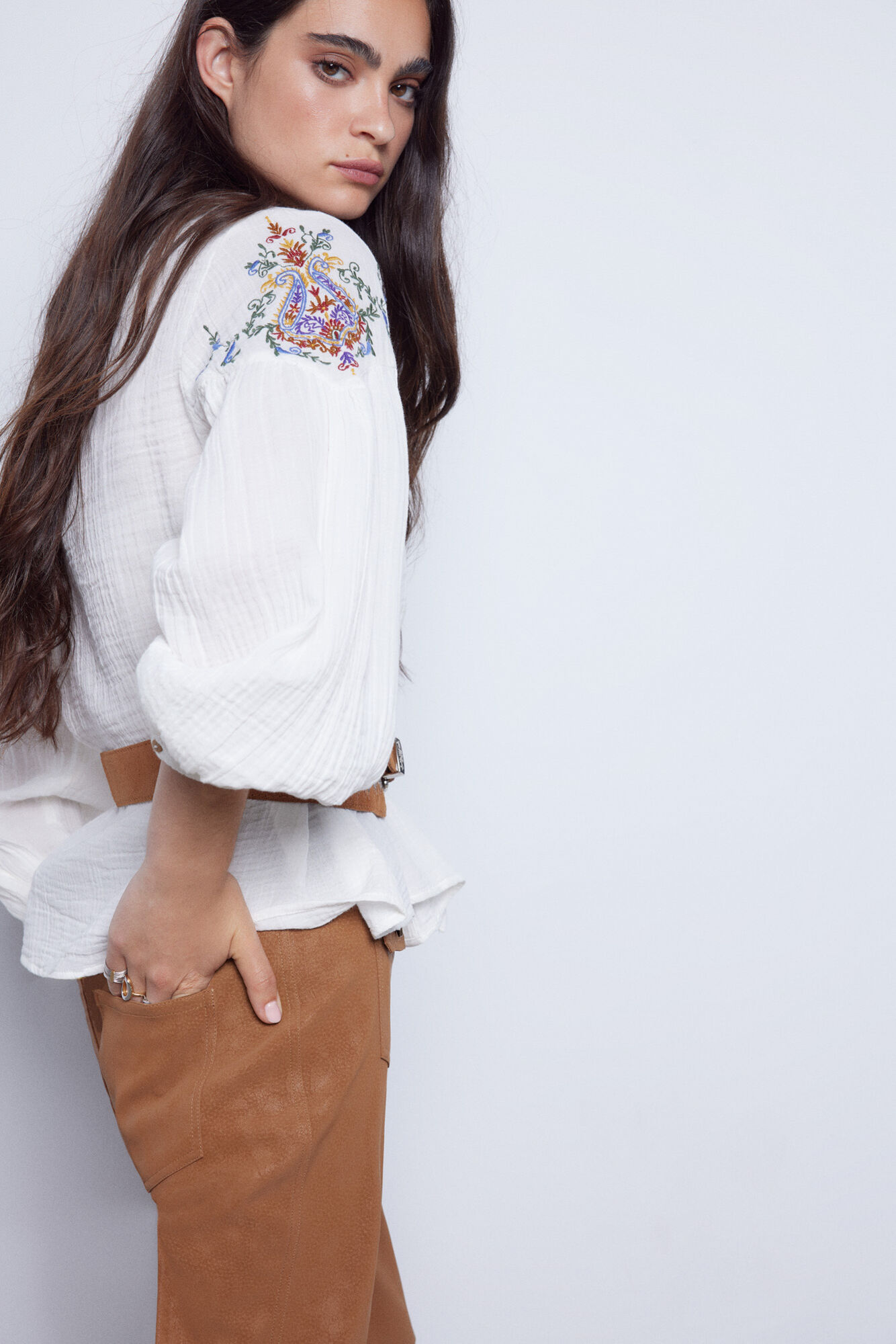 Blusa bordada com mangas compridas