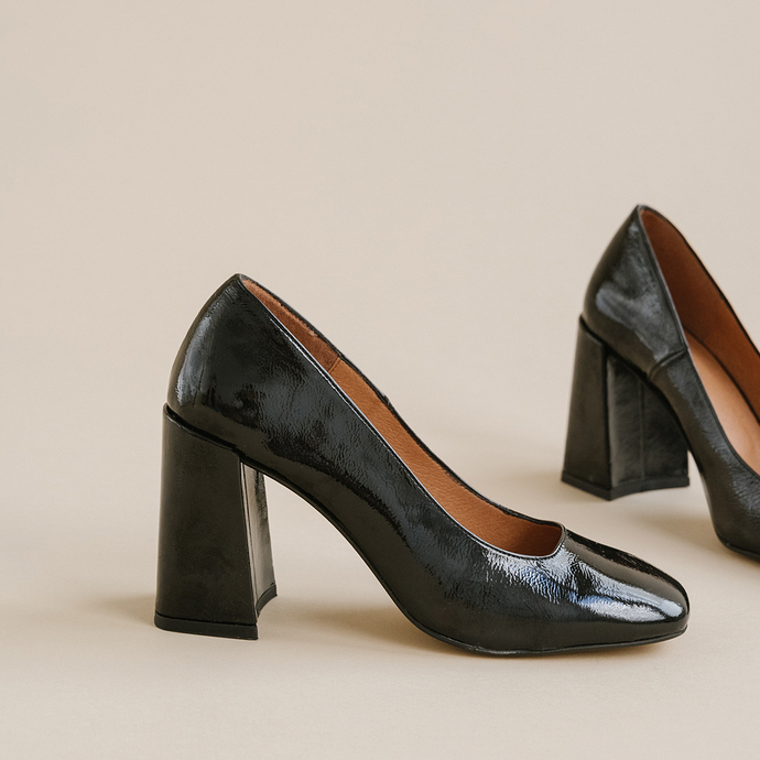 Escarpins à talons hauts et bouts carrés...  en vernis plissé noir