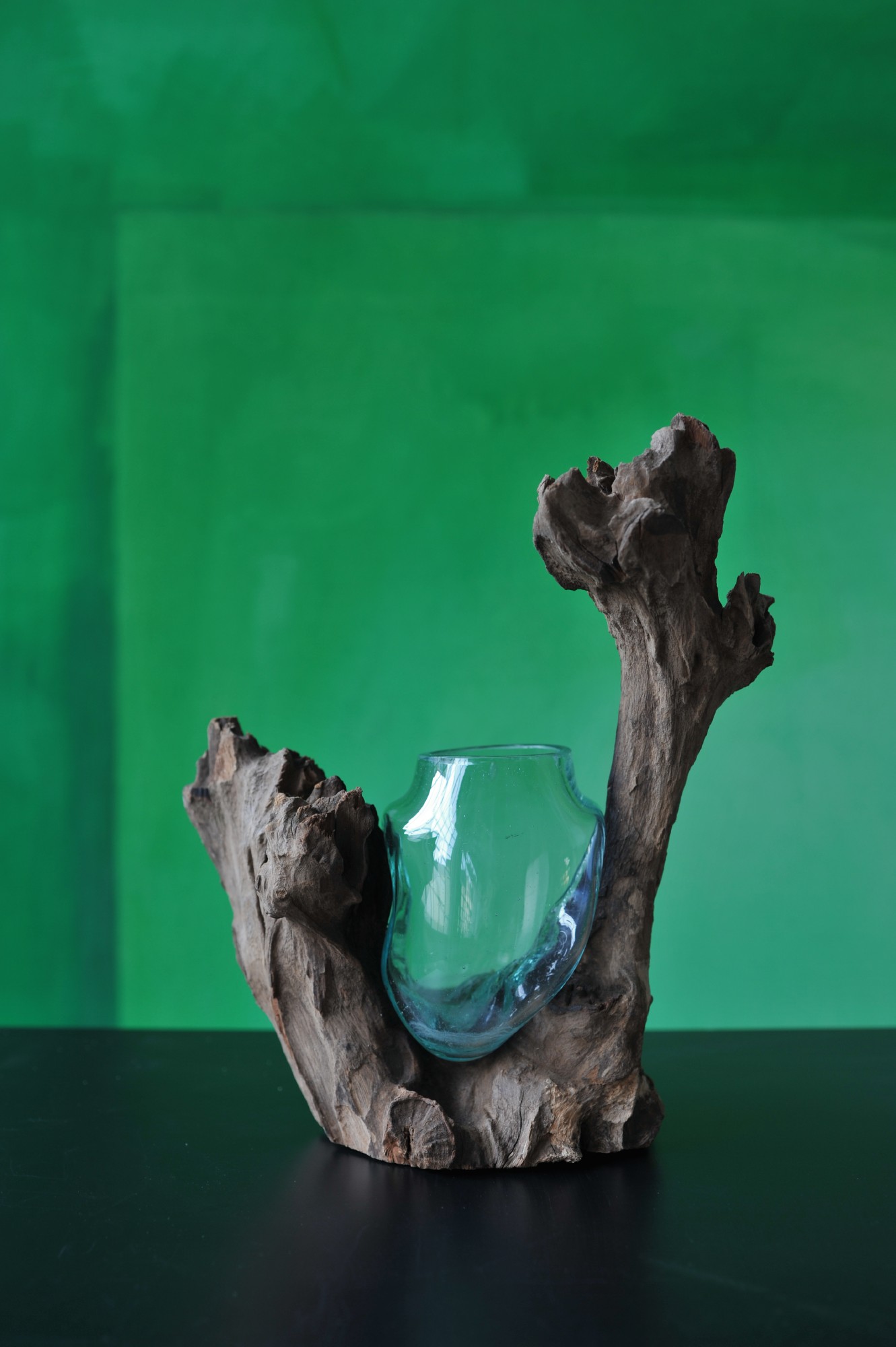 Glasvase auf Wurzelholz, B ca. 20 cm, H 15-20 cm, T ca. 14 cm von fischer's lagerhaus