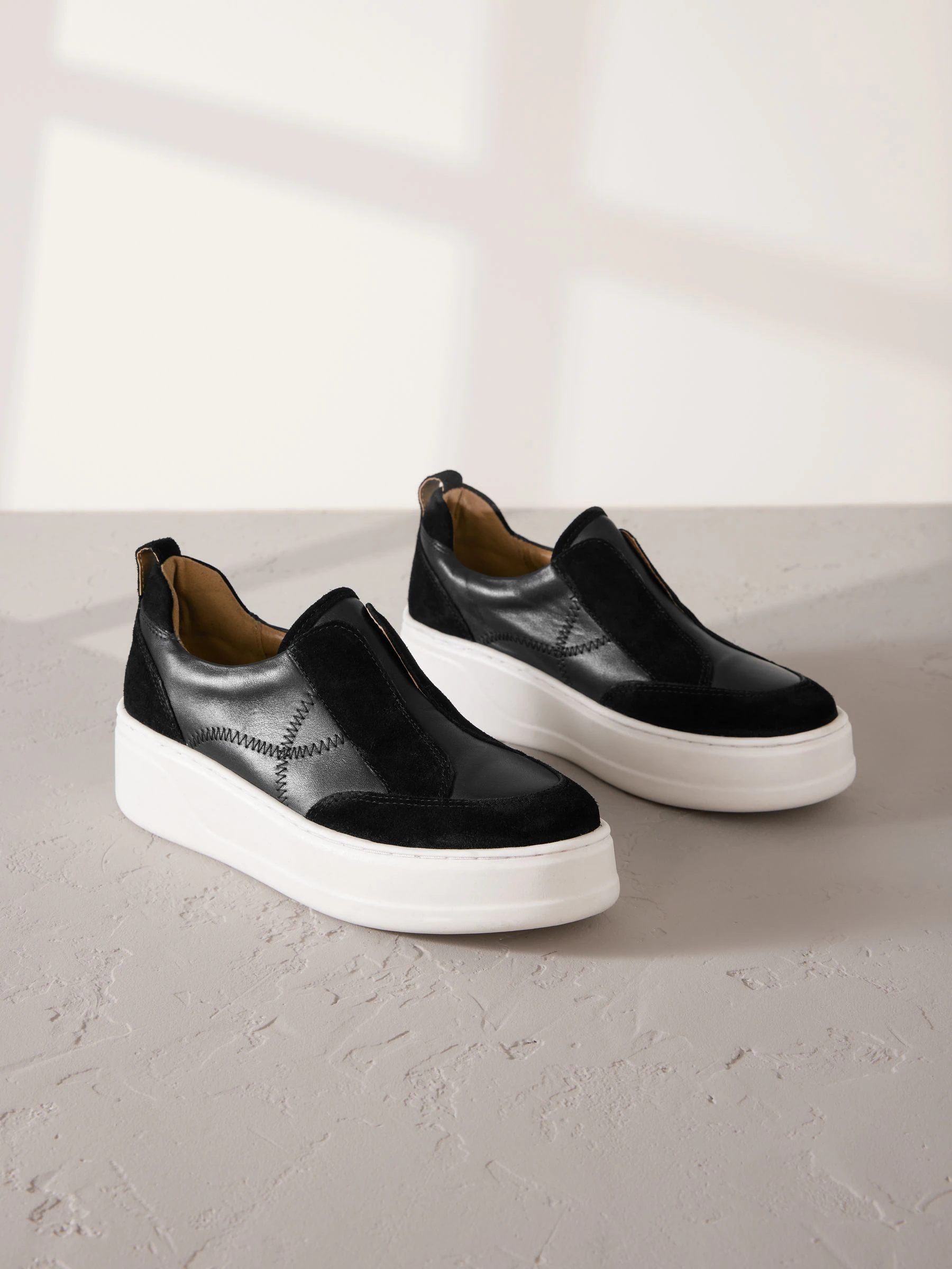 Zwart - Signature leren instapsneakers met dikke zool en plateauzool