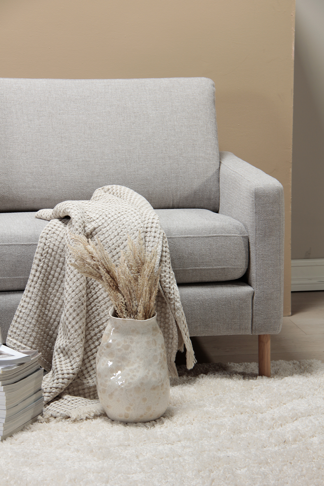 Pixel 3-seter sofa I tekstil Jenny Beige, duo puter, arm A10, Ben W31 hvitoljet eik og høy front. Komfort 2 puter.