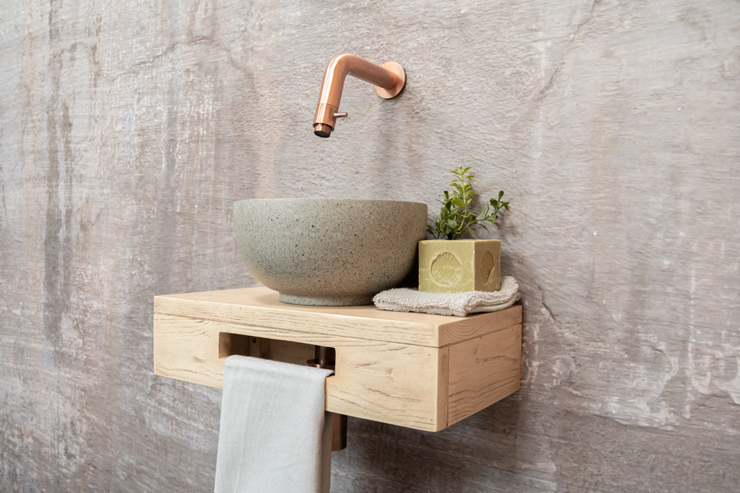Saniclear Seba fonteinset met eiken plank, grijze terrazzo waskom en koperen kraan voor in het toilet
