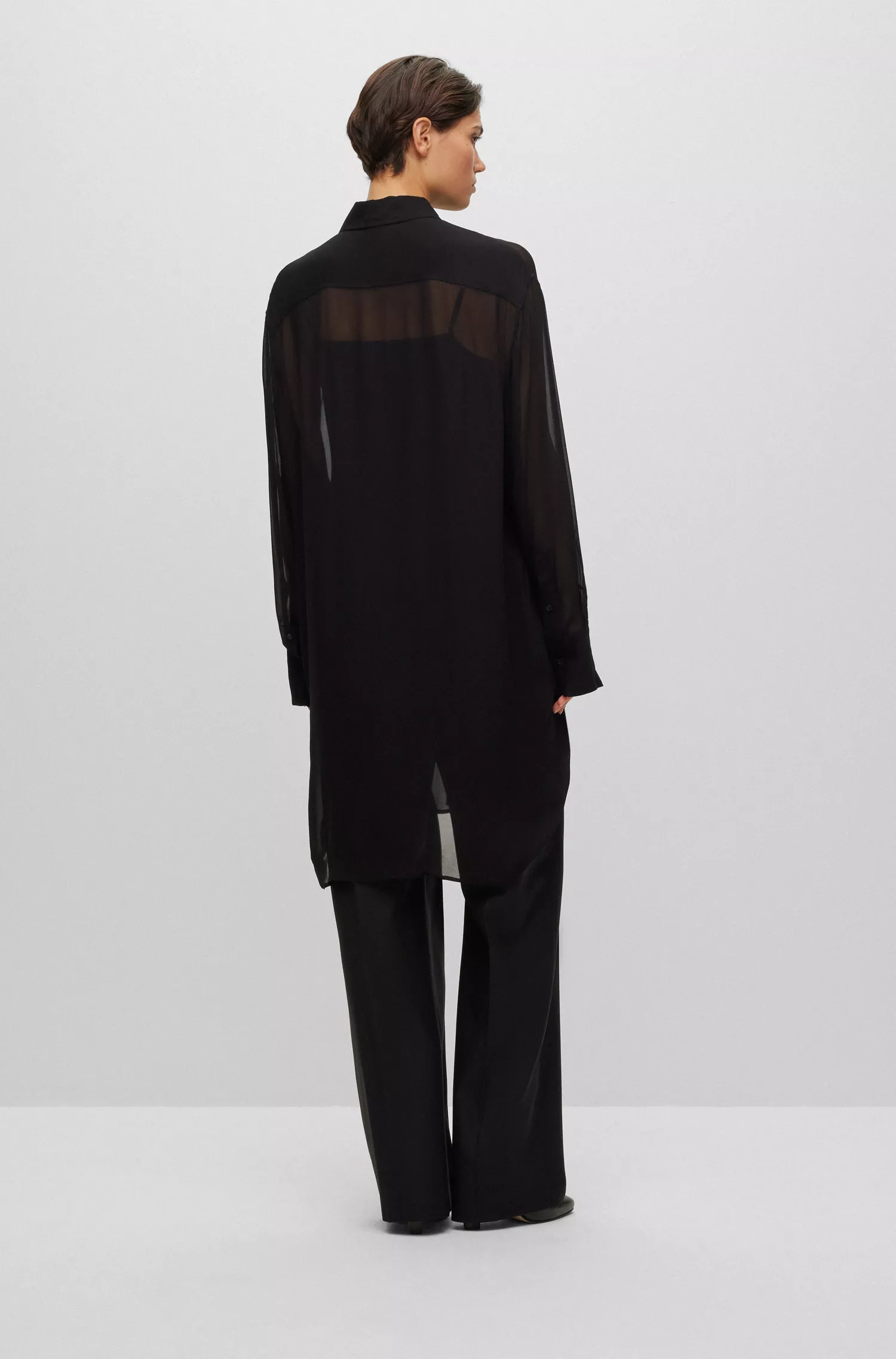 Blusa longa preta transparente BOSS com forro interno.