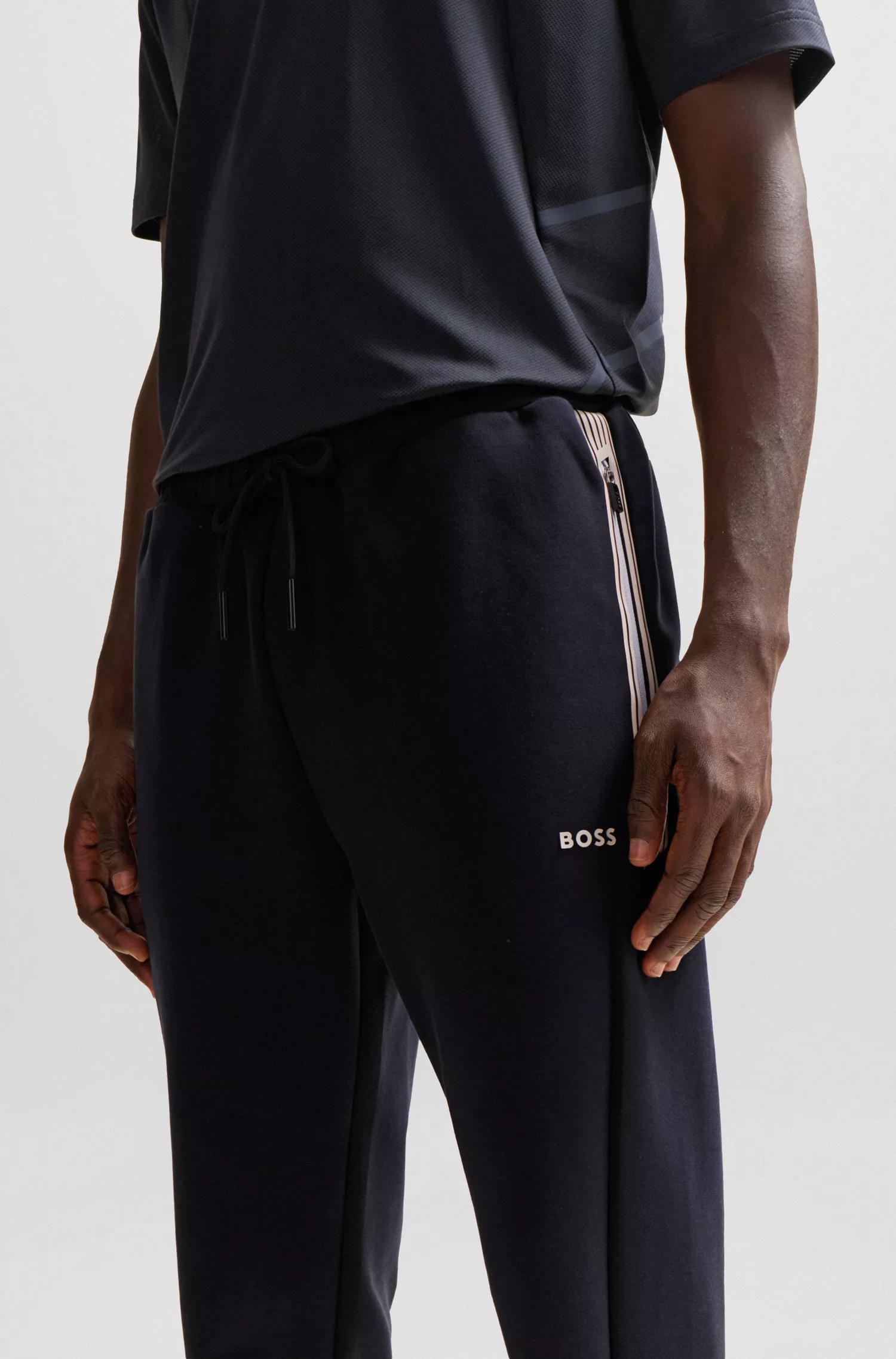 Calça de fato de treino BOSS verde em mistura de algodão com estampa de logótipo em alta definição.