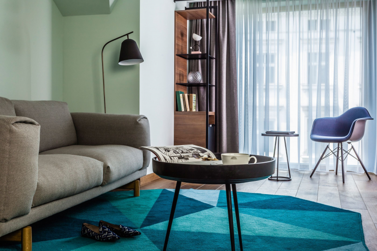 Muuto Rest bank driezitter, Rime 591, eiken onderstel