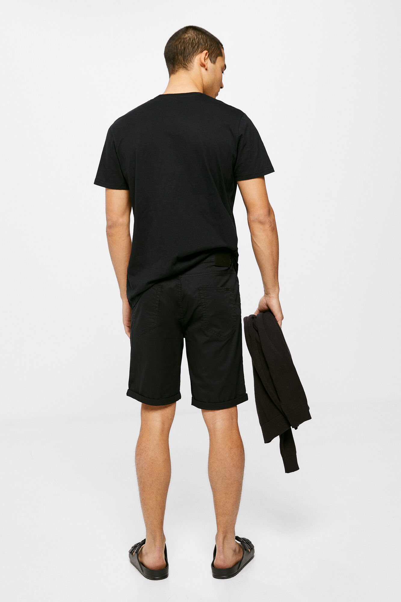 Bermuda leve e ajustada com 5 bolsos, lavagem preta.