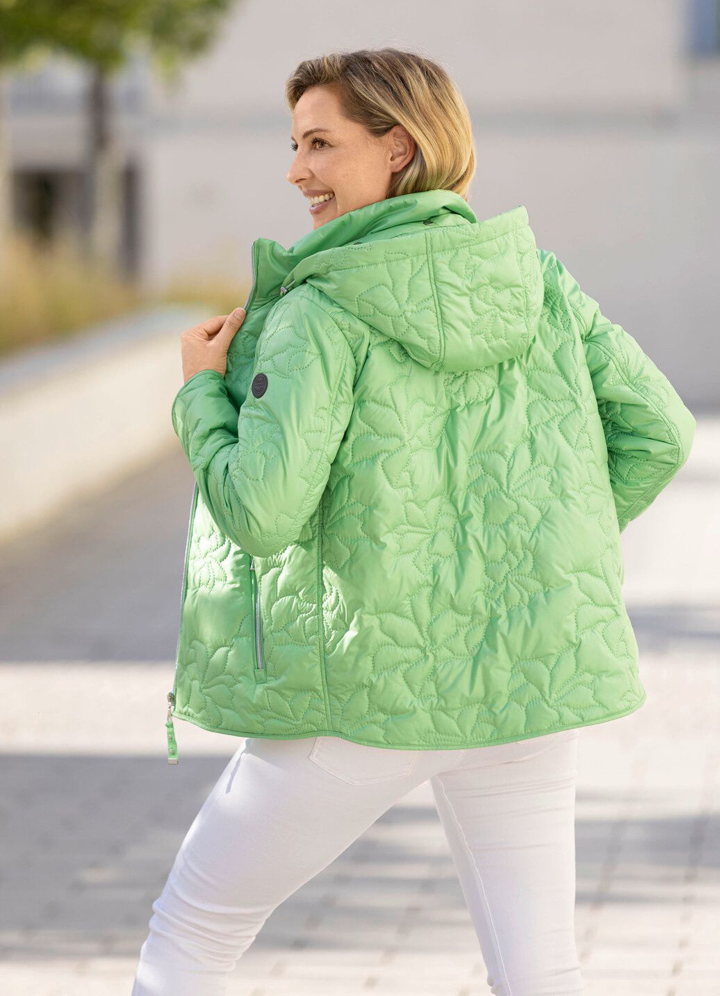 Jacke mit lasergesteppten Blütenmotiven