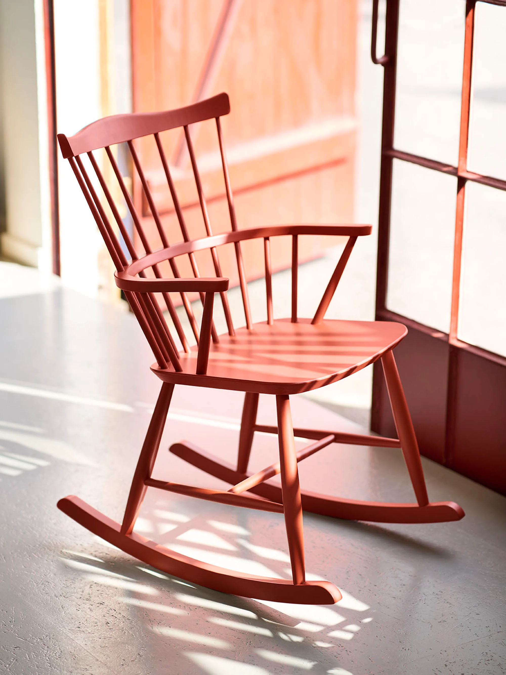 Houten schommelstoel J52G