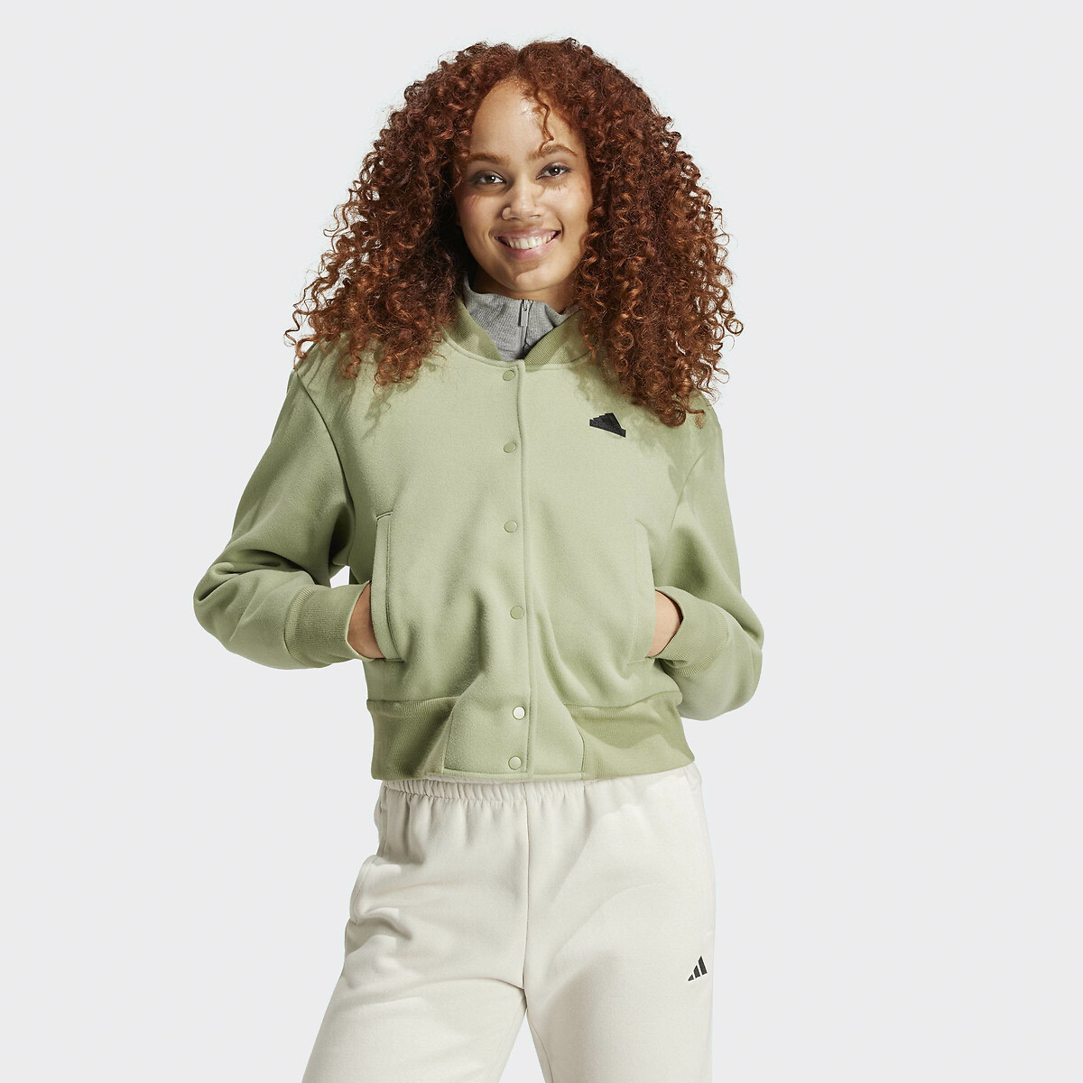 ADIDAS ROUPAS ESPORTIVAS<br>Colete com zíper e estampa exclusiva