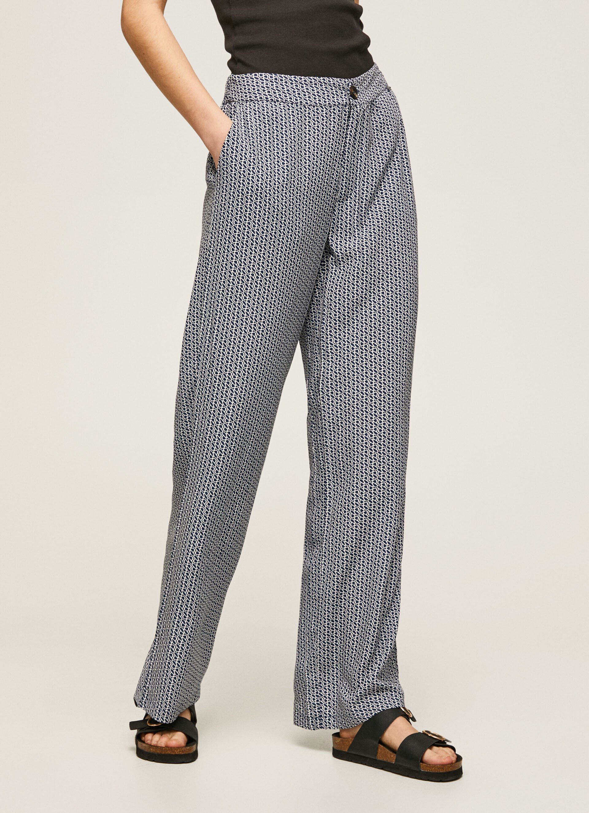 Calça com estampa de logotipo por toda a peça - multicolorida