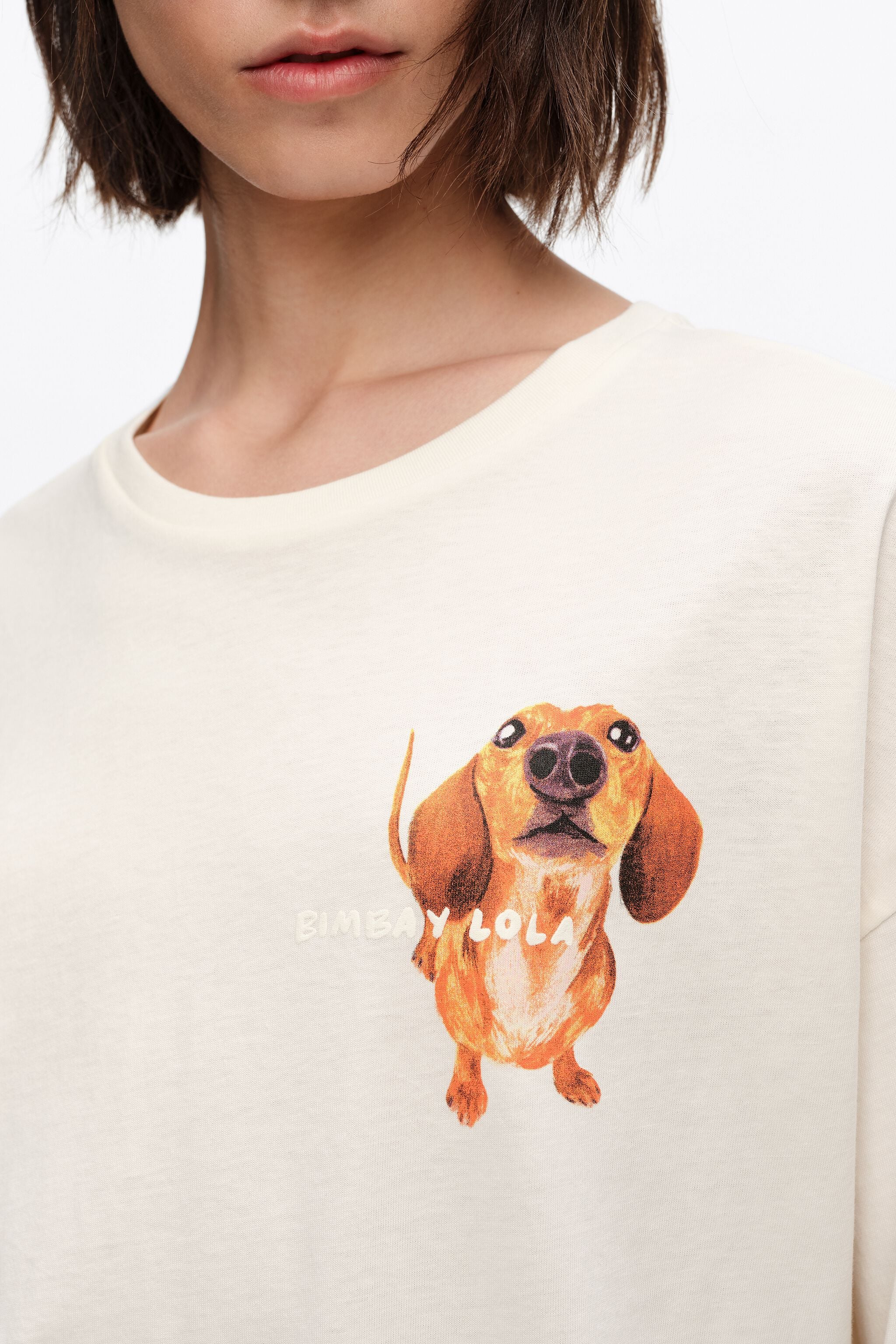 Camiseta com o logotipo de um dachshund cor marfim