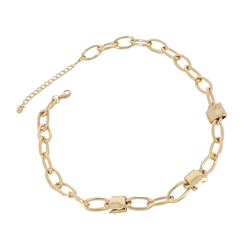 Collier en acier doré composé de gros anneaux et de trois pendentifs lisses